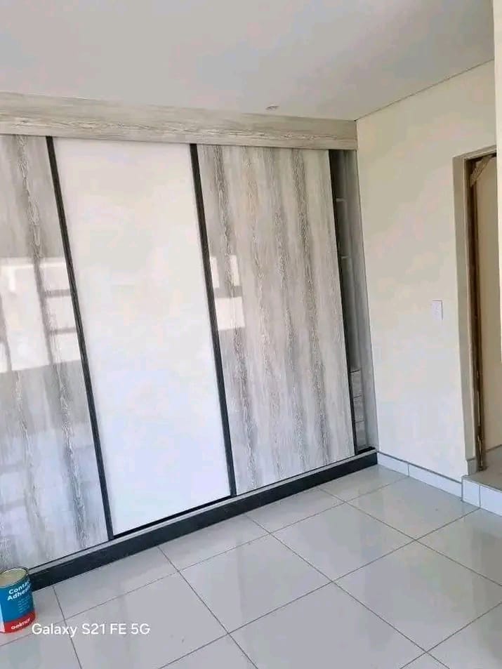 High-gloss wardrobe finish
